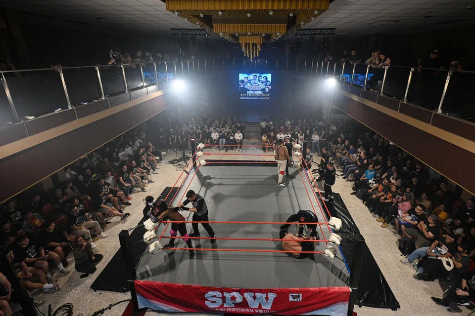 Lebih 500 peminat menyaksikan pertunjukan gusti, ‘Crowning Glory’, sempena ulang tahun ke-12 Singapore Pro Wrestling (SPW) di Bangunan Foo Chow pada 8 November 2024. Ia turut menampilkan ‘perlawanan semua lawan semua’ melibatkan enam ahli gusti untuk merebut gelaran Kejuaraan 24/7 SPW.