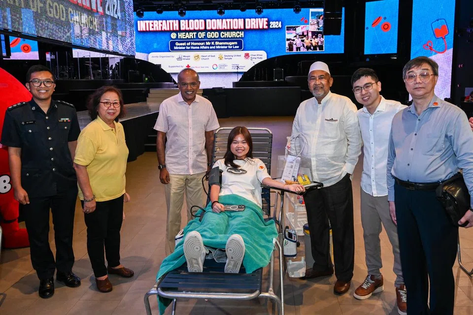 Menteri Ehwal Dalam Negeri merangkap Undang-Undang, Encik K Shanmugam (tiga dari kiri) bergambar bersama pemimpin agama berbeza di acara Derma Darah Antara Agama yang diadakan di Gereja Heart of God di Eunos pada 30 Oktober. 