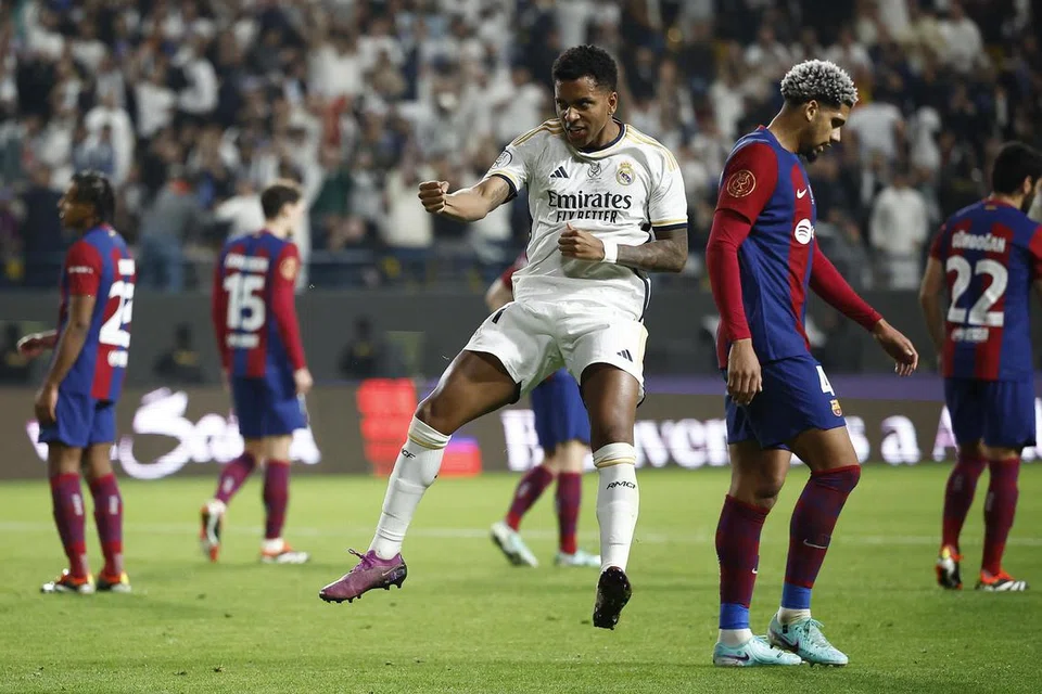 RAI JARINGAN GOL: Pemain Real Madrid, Rodrygo, meraikan gol keempat semasa perlawanan menentang FC Barcelona di Stadium Al-Awwal, Riyadh.