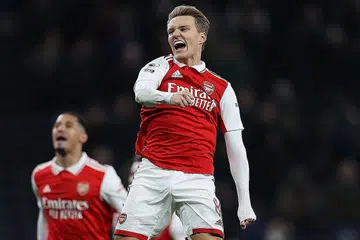 RAI GOL: Pemain Arsenal, Martin Odegaard (kanan) begitu gembira selepas jaring gol ketika Arsenal tewaskan Tottenham Hotspur 2-0. - Foto AFP