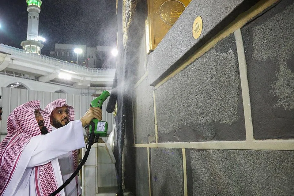 Presiden Ehwal Masjidil Haram dan Masjid Nabawi Sheikh Dr Abdurrahman Al-Sudais, memeriksa dan menyertai kerja pembersihan mataf atau kawasan tawaf di Masjidjil Haram selepas solat Isyak.