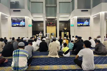 Ketua Pembangunan Dakwah di Masjid Ar-Raudhah, Ustaz Ahmad Syarif Senewi (duduk menghadap ke depan), ketika menyampaikan syarahan agama kepada jemaah yang hadir di Masjid Ar-Raudhah. 