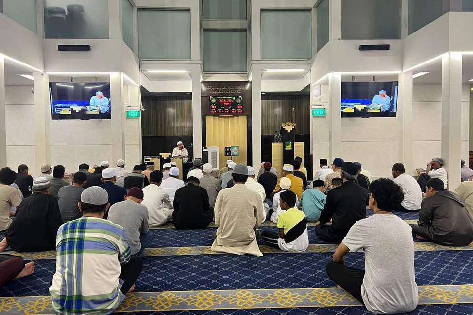 Ketua Pembangunan Dakwah di Masjid Ar-Raudhah, Ustaz Ahmad Syarif Senewi (duduk menghadap ke depan), ketika menyampaikan syarahan agama kepada jemaah yang hadir di Masjid Ar-Raudhah. 