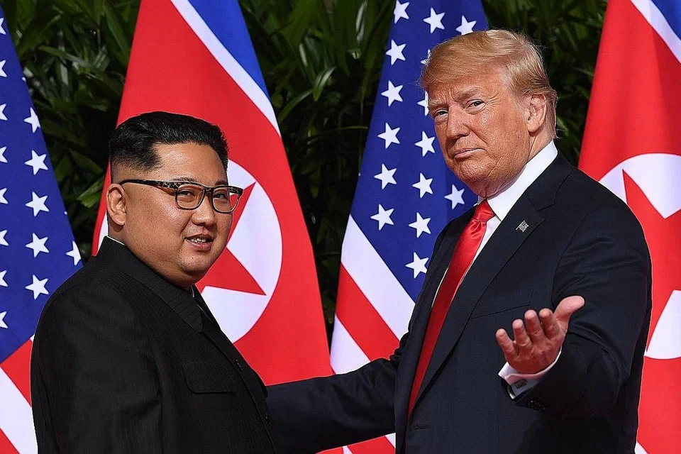 TEMUAN BERSEJARAH: Encik Trump (kanan) mengadakan pertemuan bersejarah dengan pemimpin Korea Utara Kim Jong Un yang dihoskan Singapura pada 2018. - Foto AFP