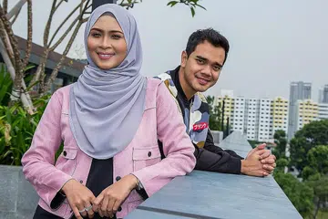 KESERASIAN DUA SAHABAT: Siti Nordiana dan Alif Satar yang bakal menjayakan konsert Just Us pada 31 Ogos ini mewujudkan fenomena drama Dia Semanis Honey dan Pengantin Musim Salju kerana keselesaan mereka membina jalinan kerjasama yang mudah 'memberi dan menerima' dalam setiap urusan. - Foto BM oleh ZALEHA ABDUL KADER