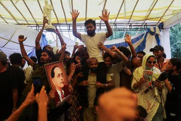 Abhijeet Dipke, pengasas dan ketua Cockroach Janta Party (CJP) (tengah didukung), diraikan penyokongnya di Jantar Mantar, New Delhi, pada 25 Julai 2026 selepas peletakan jawatan Menteri Pendidikan India, Dharmendra Pradhan. Gerakan belia yang bermula sebagai sindiran terhadap kenyataan seorang hakim yang menggelar belia menganggur sebagai “lipas” itu akhirnya memaksa pemerintah menerima sebahagian besar tuntutan mereka, termasuk pembaharuan sistem peperiksaan susulan kebocoran soalan Peperiksaan Kelayakan dan Kemasukan Kebangsaan (NEET), iaitu peperiksaan kemasukan ke kolej perubatan dan pergigian di India.