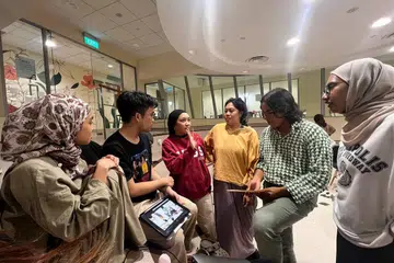 Perbincangan siswa mengenai pementasan ‘Pasang Surut’ sempena penerbitan siri teater dwitahunan, ‘Awallah Dondang’, yang kali ini meneroka tentang isu kesejahteraan minda.
