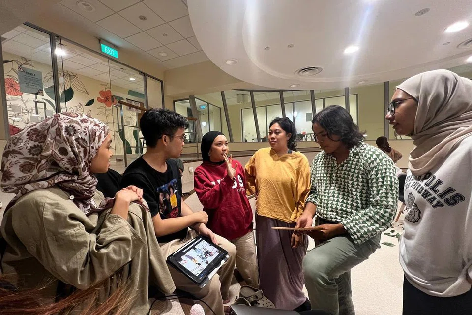 Perbincangan siswa mengenai pementasan ‘Pasang Surut’ sempena penerbitan siri teater dwitahunan, ‘Awallah Dondang’, yang kali ini meneroka tentang isu kesejahteraan minda.