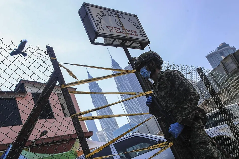 SEMAKIN KURANG Peningkatan jumlah kes jangkitan baru di Malaysia semakin kurang dalam 10 hari yang lalu. FOTO: EPA-EFE 