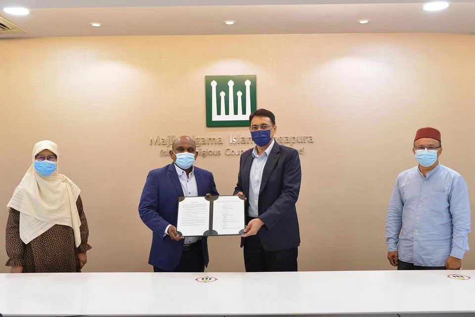 SOKONGAN BERTERUSAN BAGI MUALAF: (Dari kiri) Pengurus Besar Darul Arqam Cik Norsiah Saad; presiden Darul Arqam; Encik Muhammad Imran Kuna; Ketua Eksekutif Muis Encik Kadir Maiden; dan Timbalan Mufti, Ustaz Mohd Murat Md Aris; di majlis pemeteraian perjanjian kerjasama antara Muis dan Darul Arqam Singapura. - Foto MUIS