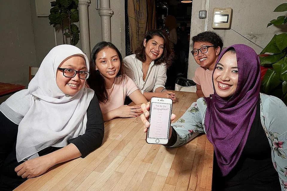 BANTU PESAKIT MENTAL: (Dari kiri) Cik Sarahnadia Roisza Ismail, Cik Luna Ong, Cik Yasmin Diyana Zainol, Cik Siti Aishah Zahari dan Cik Nur Atikah Amalina Mohd Zaini, muncul sebagai juara dengan idea aplikasi yang bertujuan menolong mereka yang mengalami masalah kesihatan mental. - Foto BH oleh LIN ZHAOWEI