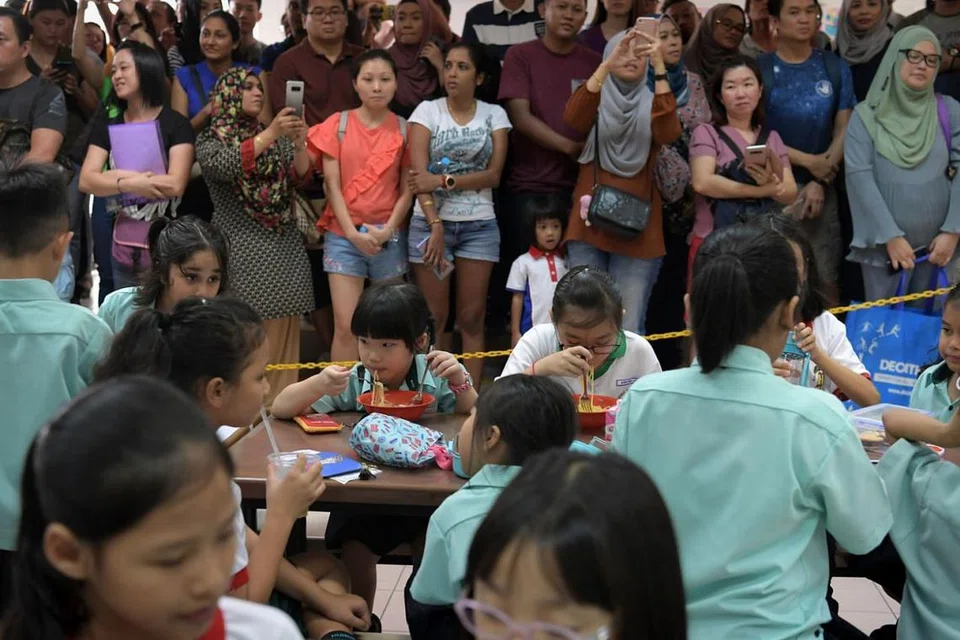 Hari pertama persekolahan - tidak kira apa juga peringkat adalah hari yang agak 'mencemaskan'. Bagi kanak-kanak di tajaka dan sekolah rendah, kadang-kala perasaan cemas itu bukan hanya dirasakan murid-murid, malah 'tahap cemas' ibu bapa adakalanya melebihi anak-anak.
