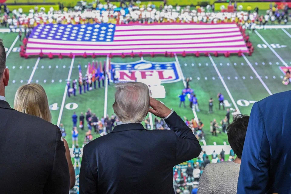 Presiden Amerika Syarikat, Encik Donald Trump, memberi tabik hormat ketika lagu kebangsaan Amerika dimainkan sebelum permulaan perlawanan Super Bowl LIX antara Kansas City Chiefs dengan Philadelphia Eagles di Caesars Superdome, New Orleans, Louisiana, pada 9 Februari. 