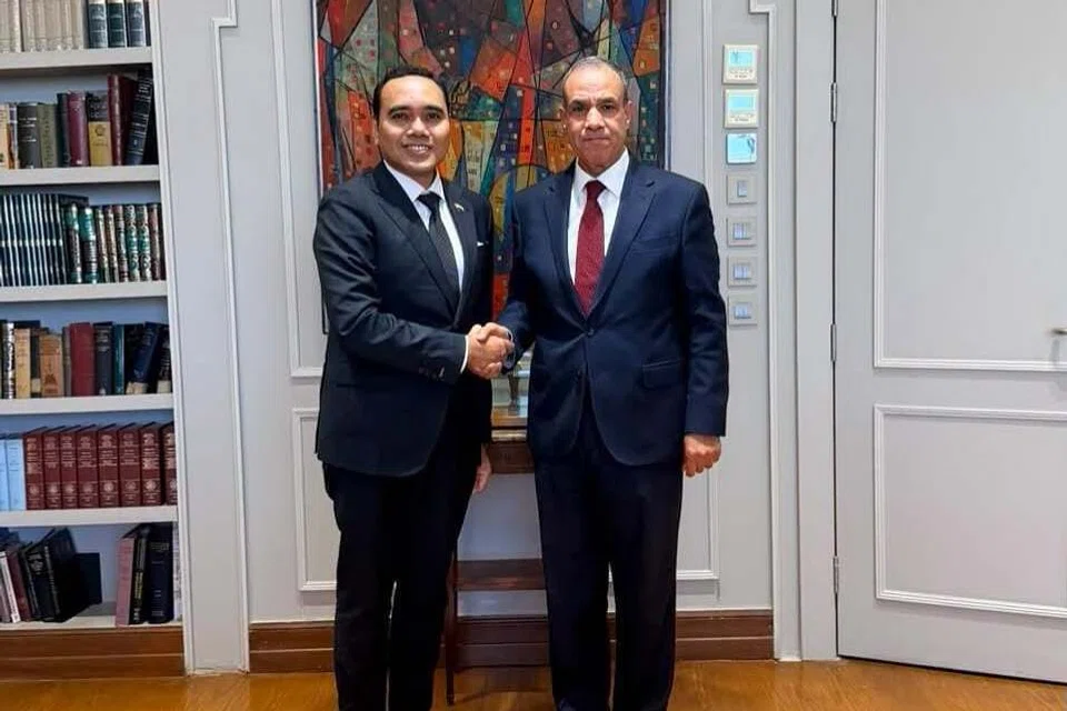 Menteri Negara (Ehwal Luar merangkap Ehwal Dalam Negeri), Encik Zhulkarnain Abdul Rahim (kiri) bertemu Menteri Luar Mesir, Encik Badr Abdelatty pada 14 September dalam lawatan kerja dua harinya ke negara Timur Tengah itu.