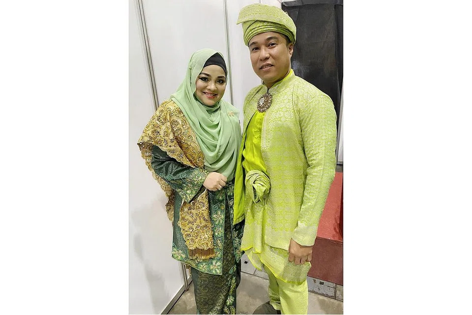 SENIMAN LAGU TRADISIONAL: Diana Nazyra dan Dhwan Abu ingin memberi tunjuk ajar kepada seniman muda mengenai nyanyian lagu tradisional seperti apa yang diajar oleh biduan dan biduanita tempatan. - Foto ihsan DIANA NAZYRA