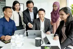 KELEBIHAN KHUSUS: Encik Isyak Masagoes (tiga dari kanan)berkata tidak banyak syarikat dapat membina masjid atau mengurus kediaman sebagaimana Warees Investments lakukan. - Foto LAMAN LINKEDIN ISYAK MASAGOES