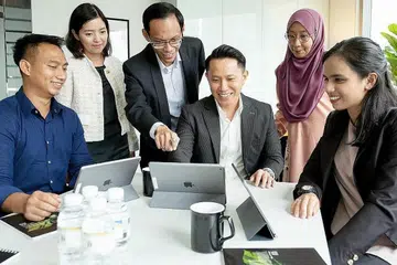 KELEBIHAN KHUSUS: Encik Isyak Masagoes (tiga dari kanan)berkata tidak banyak syarikat dapat membina masjid atau mengurus kediaman sebagaimana Warees Investments lakukan. - Foto LAMAN LINKEDIN ISYAK MASAGOES