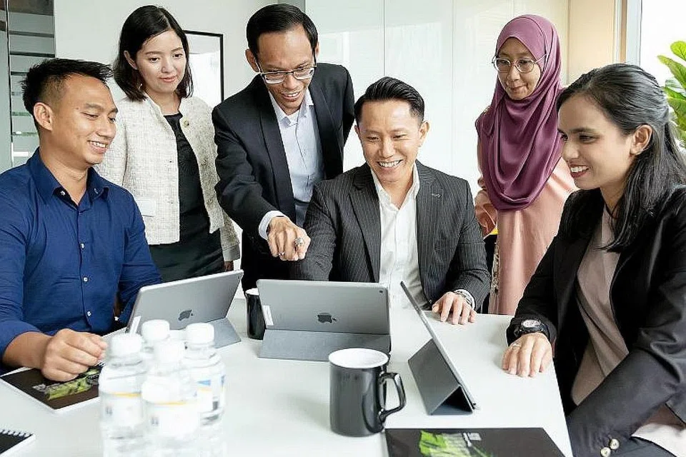 KELEBIHAN KHUSUS: Encik Isyak Masagoes (tiga dari kanan)berkata tidak banyak syarikat dapat membina masjid atau mengurus kediaman sebagaimana Warees Investments lakukan. - Foto LAMAN LINKEDIN ISYAK MASAGOES