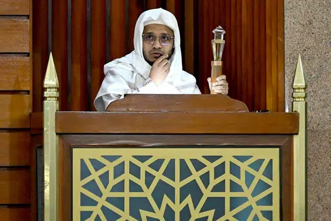 Dalam khutbah yang disampaikan Mufti, Dr Nazirudin Mohd Nasir, selepas solat Hari Raya sesi pertama di Masjid Al-Iman pada 31 Mac, beliau menekankan kepentingan untuk terus mengamalkan nilai-nilai murni seperti kesyukuran, keihsanan dan keikhlasan selepas Ramadan.