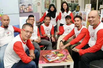 DELEGASI SENI: Pelukis Apad yang mapan mahupun baru, (duduk dari kiri) Encik Abu Jalal Sarimon, Encik Amin Yasin, Encik Muhammad Dzaki Safaruan, Encik Dino Hafian Ahmad, Encik Nur Iman Sumani, Encik Nhawfal Juma'at, Encik Mohamed Kamal Dollah, (berdiri dari kiri) Cik Fazelah Supaat Abas dan Cik Fajrina Razak, bertukar idea dengan seniman di Bandung dan Johor Bahru dalam kunjungan awal bulan ini.