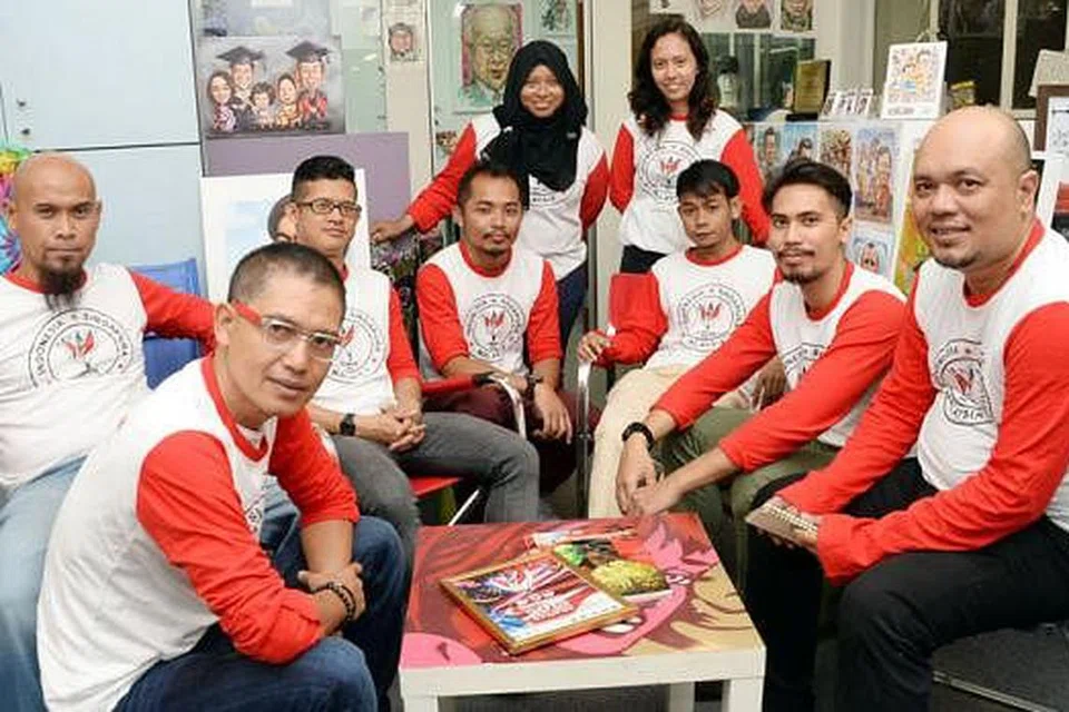 DELEGASI SENI: Pelukis Apad yang mapan mahupun baru, (duduk dari kiri) Encik Abu Jalal Sarimon, Encik Amin Yasin, Encik Muhammad Dzaki Safaruan, Encik Dino Hafian Ahmad, Encik Nur Iman Sumani, Encik Nhawfal Juma'at, Encik Mohamed Kamal Dollah, (berdiri dari kiri) Cik Fazelah Supaat Abas dan Cik Fajrina Razak, bertukar idea dengan seniman di Bandung dan Johor Bahru dalam kunjungan awal bulan ini.