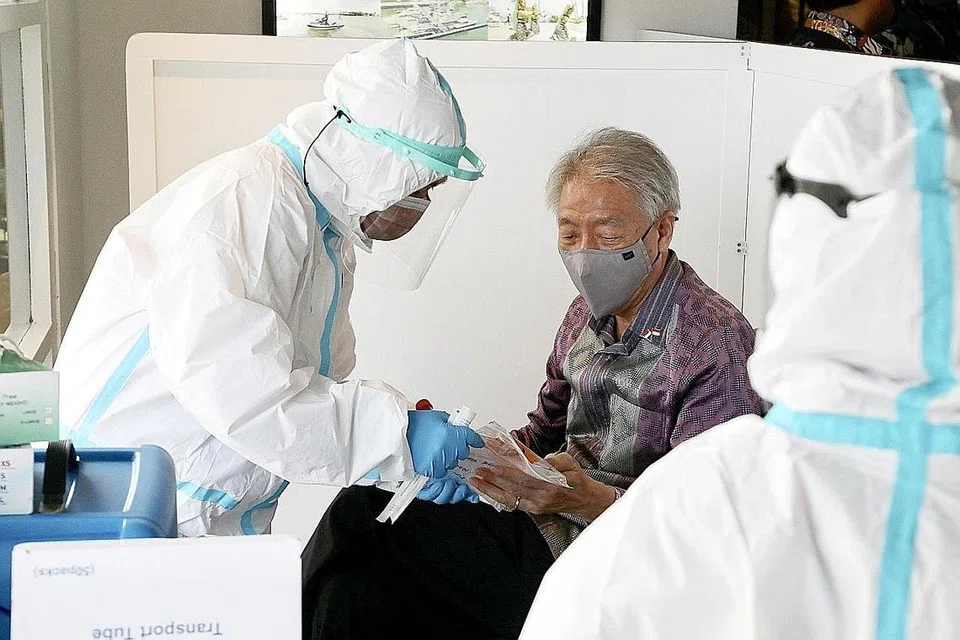 UJIAN SWAB: Encik Teo menjalankan ujian swab Covid-19 sejurus tiba di Bintan untuk menghadiri Rahat Pemimpin Singapura-Indonesia semalam. - Foto ZAOBAO