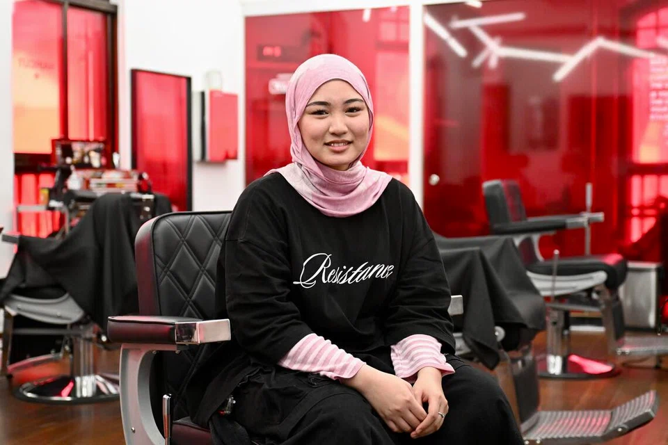 Cik Anisa mula perniagaan dandanan rambut ‘braiding’ dari rumah dan kini bekerja secara bebas di kedai gunting rambut The Golden Rule Barber Co di 21 Bussorah Street.