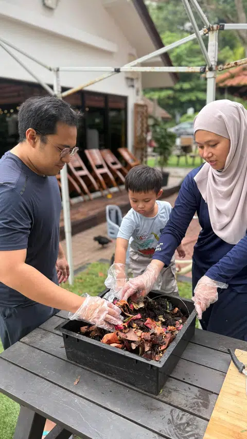 Penulis, Cik Nur Humaira Sajat bersama suami, Encik Jefnilham Jamaludin, dan anak mereka, Muhammad Uwais Jefnilham, membuat kompos baja menggunakan sisa makanan dan daun kering.