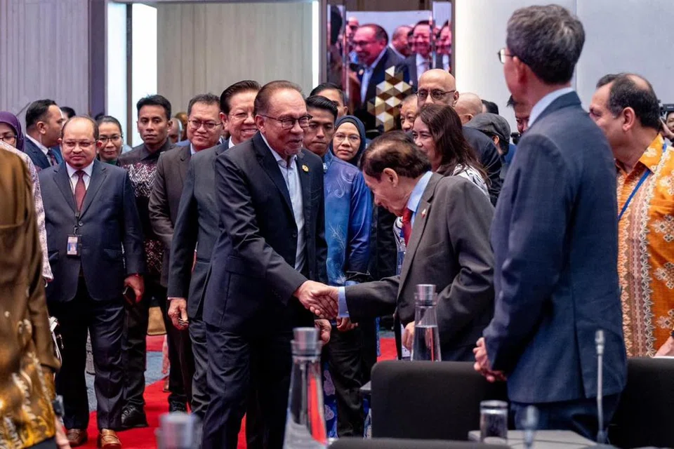 Perdana Menteri Malaysia, Datuk Seri Anwar Ibrahim (tengah), menyantuni delegasi antarabangsa yang menyertai Persidangan Meja Bundar Asia Pasifik ke-37 di Kuala Lumpur.