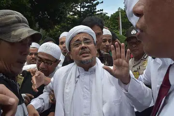 Rizieq tiba di Ibu Pejabat Polis Jakarta pada 23 Jan 2017. Dia dipenjara dua kali sebelum ini - pada 2003 kerana menghasut pengikutnya supaya mengganggu secara ganas pengunjung tempat hiburan malam di Jakarta, dan pada 2008 kerana menyerang kumpulan minoriti yang mengadakan perhimpunan di ibu negara itu. 