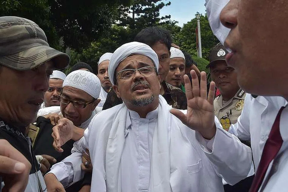 Rizieq tiba di Ibu Pejabat Polis Jakarta pada 23 Jan 2017. Dia dipenjara dua kali sebelum ini - pada 2003 kerana menghasut pengikutnya supaya mengganggu secara ganas pengunjung tempat hiburan malam di Jakarta, dan pada 2008 kerana menyerang kumpulan minoriti yang mengadakan perhimpunan di ibu negara itu. 