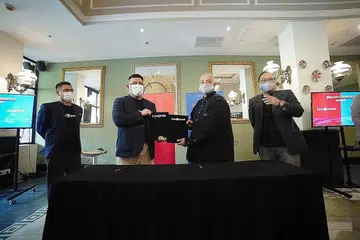 METERAI PERJANJIAN: Syed Ali (dua dari kanan) bersama wakil Lion Parcel dalam satu majlis memeterai perjanjian di Indonesia. - Foto LUWJISTIK
