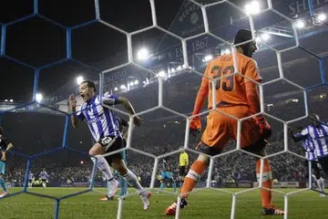 LANGKAH KECUNDANG: Penjaga gawang Arsenal, Petr Cech, gagal menyelamatkan gawangnya dengan pemain Sheffield, Ross Wallace (kiri), berlari kegembiraan meraikan golnya. - Foto REUTERS