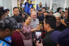 Yang di-Pertuan Agong Malaysia, Sultan Ibrahim (tengah), meluangkan masa beramah mesra dan melayani keterujaan pengunjung restoran Nasi Lemak Wanjo di Kampung Baru, Kuala Lumpur, ketika beliau turun bersarapan di situ pada cuti umum Ulang Tahun Hari Keputeraan Rasmi Agong, 3 Jun. 
