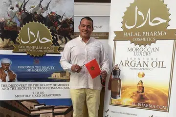 KAGUM BAZAR MERIAH: Encik Mohammed Abu Al Anouar, CEO Golden Pharm Travel dan Halal Pharma dari Maghribi, kagum melihat pelbagai lapisan masyarakat dan bangsa di Bazar Raya di Our Tampines Hub (OTH) yang cukup meriah. - Foto RUBY RASHID