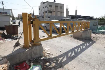 Pintu pagar besi ditutup oleh pasukan keselamatan Israel di pintu masuk utama ke kampung Hares berhampiran bandar Salfit, Tebing Barat, pada 23 Oktober. Setiausaha Negara Amerika Syarikat, Encik Marco Rubio, berkata langkah Parlimen Israel memperluas Tebing Barat yang diduduki akan mengancam rancangan Washington bagi menamatkan konflik di Gaza.