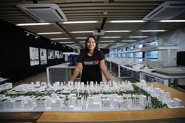 BERKAT TIDAK PUTUS ASA: Cik Insyirah menasihatkan pelajar lain yang mengalami cabaran sepertimana yang pernah dilaluinya supaya jangan berputus asa dan berusaha keras mencapai apa yang mereka mahukan. "Jika anda mahu mencapai atau mendapatkan sesuatu, caranya akan sentiasa ada. Sama ada anda mahu mencuba atau tidak," nasihat beliau lagi. - Foto GIN TAY