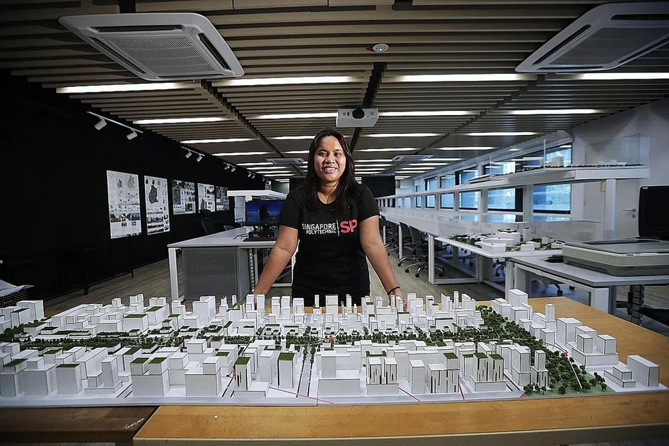 BERKAT TIDAK PUTUS ASA: Cik Insyirah menasihatkan pelajar lain yang mengalami cabaran sepertimana yang pernah dilaluinya supaya jangan berputus asa dan berusaha keras mencapai apa yang mereka mahukan. "Jika anda mahu mencapai atau mendapatkan sesuatu, caranya akan sentiasa ada. Sama ada anda mahu mencuba atau tidak," nasihat beliau lagi. - Foto GIN TAY