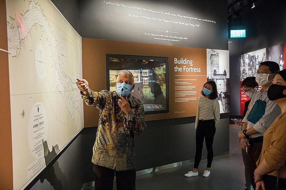 KISAH POW JEPUN DI CCM: Zamil Kurator Muzium Negara Singapura, Encik Iskander Mydin, sedang memberi taklimat kepada kumpulan media mengenai kisah tahanan kem penjara Changi dalam satu sesi previu. - Foto CCM