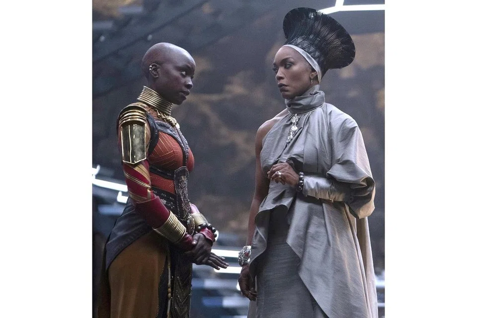 TAMPARAN WANITA: 'Black Panther: Wakanda Forever' meniup semangat juang wanita dalam kerajaan yang kehilangan raja. Ratu Ramonda (kanan) yang dilakonkan Angela Bassett kelihatan berunding dengan seorang ketua pahlawan Wakanda, Okoye (lakonan Danai Gurira). - Foto THE WALT DISNEY COMPANY