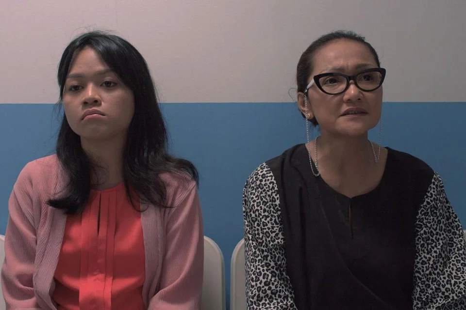 TAYANGAN KHAS HARI BAPA: Kedua-dua pelakon Huda Ramdzan (kiri) dan Era Farida berlakon sebagai menantu dan ibu mentua yang sama-sama hamil dan tinggal serumah dalam drama khas Hari Bapa, 'Baba Papa'. - Foto-foto KONXEPZ PRODUCTIONS