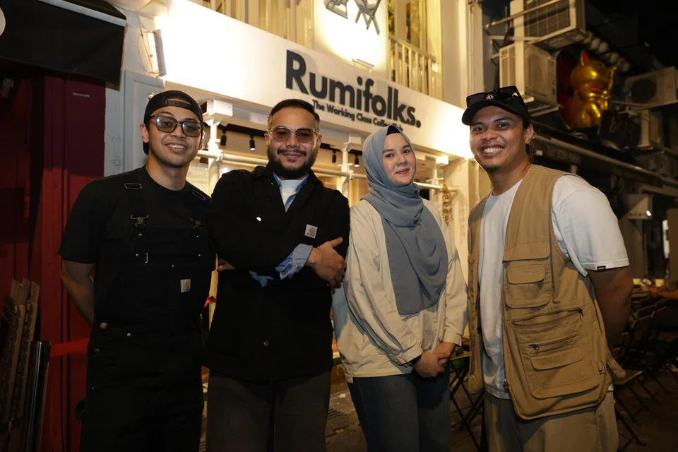 Menurut Pemilik Bersama dan Pengurus Sumber Manusia Rumifolks, Cik Umairah Alqadri (dua dari kanan), beliau terkejut dengan kehadiran pengunjung yang begitu ramai untuk menyaksikan acara ‘The Secret Set’ buat pertama kalinya. Acara itu turut dijayakan oleh beberapa kakitangan Rumifolks termasuk Pengurus Pemasaran, Encik Afiz Ace (paling kiri); Pemilik Bersama dan Pengarah, Encik Dan Nasution (dua dari kiri); dan Pengurus Operasi, Encik Ali Muqri (paling kanan).