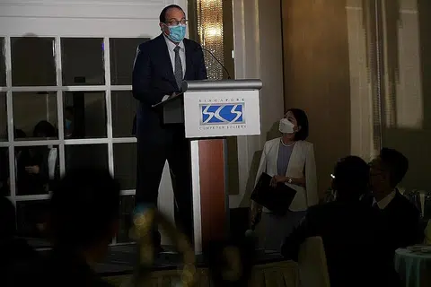 TEKNOLOGI BAGI TANGANI KRISIS: Encik S Iswaran berkata Singapura perlu memupuk lebih ramai wira teknologi seperti yang telah diiktiraf di Anugerah Pemimpin IT yang diadakan di hotel InterContinental Singapore semalam. - Foto BH oleh NG SOR LUAN
