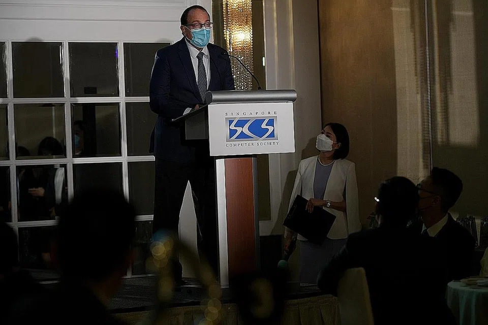 TEKNOLOGI BAGI TANGANI KRISIS: Encik S Iswaran berkata Singapura perlu memupuk lebih ramai wira teknologi seperti yang telah diiktiraf di Anugerah Pemimpin IT yang diadakan di hotel InterContinental Singapore semalam. - Foto BH oleh NG SOR LUAN