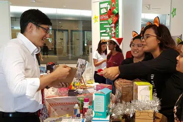 PENGALAMAN BARU: Mayor CDC North East, Encik Teo Ser Luck (kiri), bersama Kumpulan K&K Power yang ditugaskan untuk memasarkan dan mempromosikan kedai K2K Aquarium & Bird Centre, sebuah kedai haiwan peliharaan di Tampines. - Foto CDC NORTH EAST