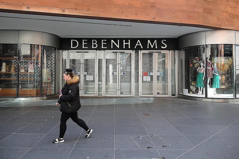 TIDAK SEMUA KEDAI AKAN DIBUKA DENGAN SEGERA: Debenhams melaporkan bahawa 17 daripada cawangan kedai akan ditutup selama-lamanya. Ada juga kedai di Britain yang tidak akan dibuka semula, walaupun masih sukar mengatakan berapa banyak. Yang lain pula, sudahpun gagal mengharungi sekatan ini - seperti Cath Kidston, Oasis dan Warehouse - dan akan ada lebih banyak lagi yang gagal pada masa akan datang. - Foto REUTERS