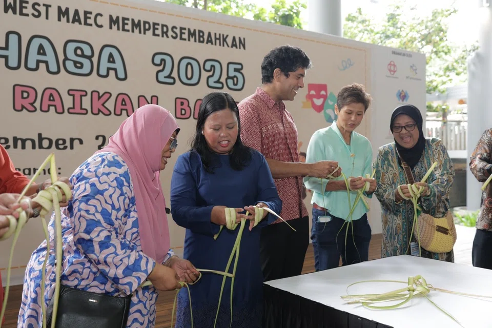 Anggota Parlimen (AP) GRC Sembawang (bermula dua dari kiri), Cik Mariam Jaafar; Encik Vikram Nair; dan AP Sembawang West, Cik Poh Li San dilihat mengambil bahagian dalam kegiatan menganyam ketupat. 