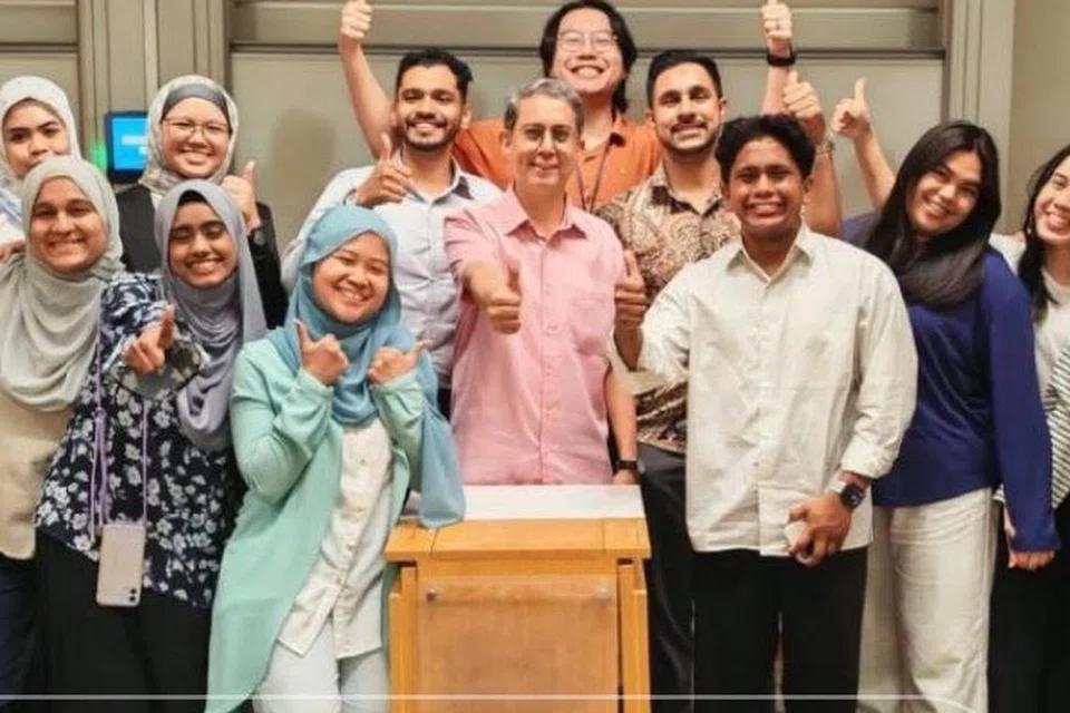 Menteri Negara (Ehwal Dalam Negeri merangkap Pembangunan Negara), Dr Muhammad Faishal Ibrahim (tengah) bersama peserta Forum Belia tahunan anjuran Kumpulan Penjagaan Lanjut Antara Agensi (ACG),  yang diadakan di Auditorium Ngee Ann Kongsi Universiti Pengurusan Singapura (SMU) 
