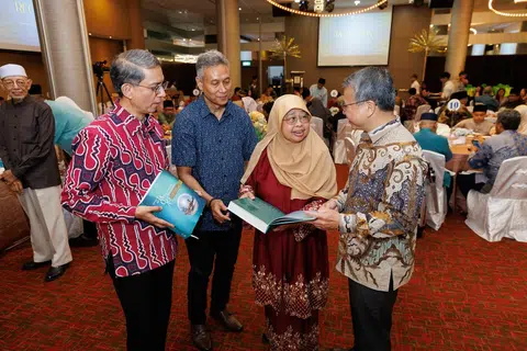 Profesor Madya Emeritus Dr Hadijah Rahmat berkongsi dapatannya tentang buku ‘Masjid Al-Taqua: Kilauan Mutiara Kota Singapura’ kepada (dari kiri) Pemangku Menteri Bertanggungjawab bagi Ehwal Masyarakat Islam, Profesor Madya Dr Muhammad Faishal Ibrahim; Pengerusi Eksekutif Masjid Al-Taqua, Encik Mohd Khalid Mohd Lani; dan Menteri Undang-Undang, Encik Edwin Tong, yang juga Anggota Parlimen GRC East Coast.