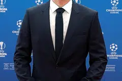 TUKAR 'KASUT': Kalau dahulu beliau memakai but bola dan pernah menyarungi jersi Chelsea dan Arsenal, kini Petr Cech akan menyarung pula kasut luncur ais dengan menyertai sebuah pasukan hoki ais selaku penjaga gawang. - Foto REUTERS